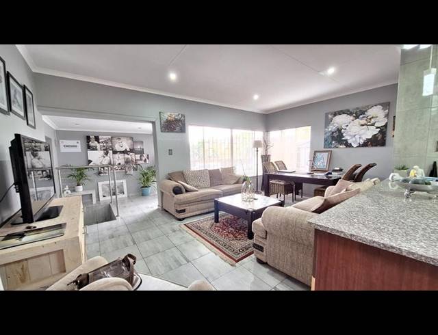 2 BEDROOM TOWNHOUSE FOR SALE IN MORELETAPARK